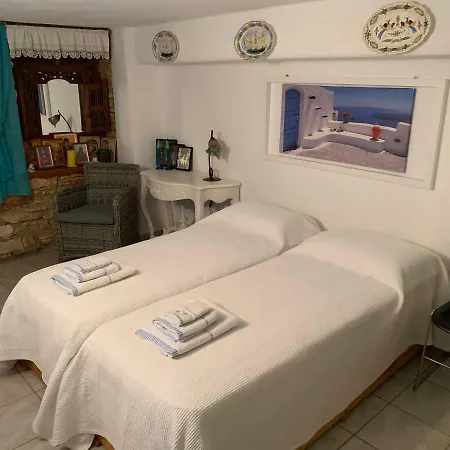 Traditional Cycladic Studio Nyaraló Driósz